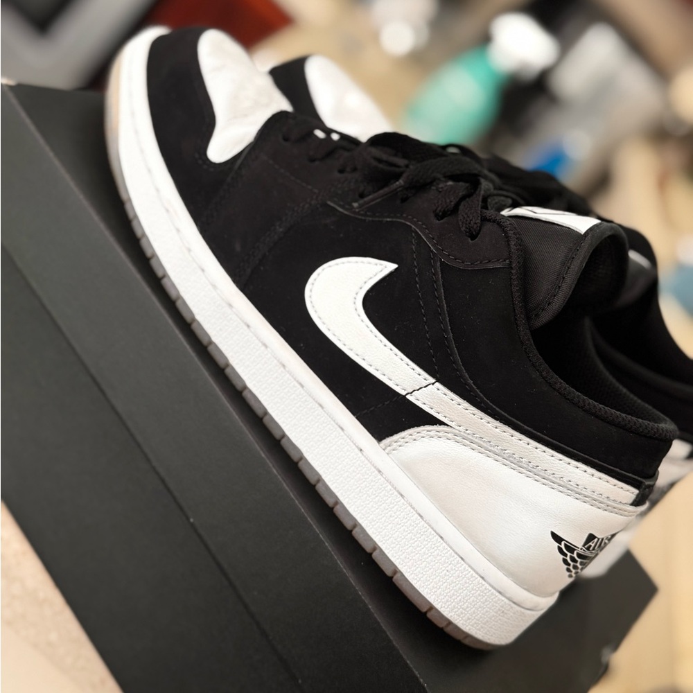 Jordan Men's Black and White Sneakers